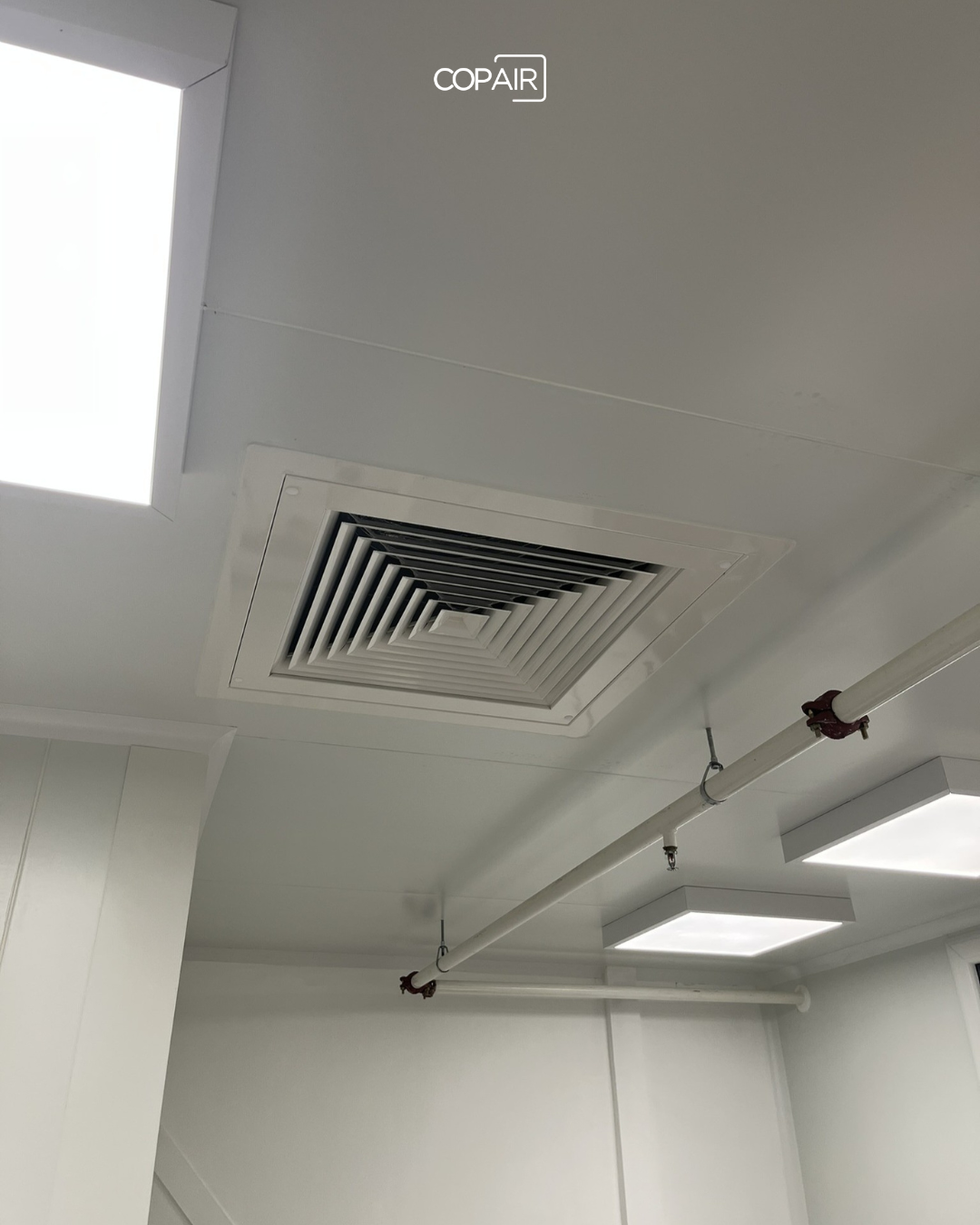 Diffuseur de plafond et plafond technique lumineux dans une salle de métrologie industrielle, COPAIR