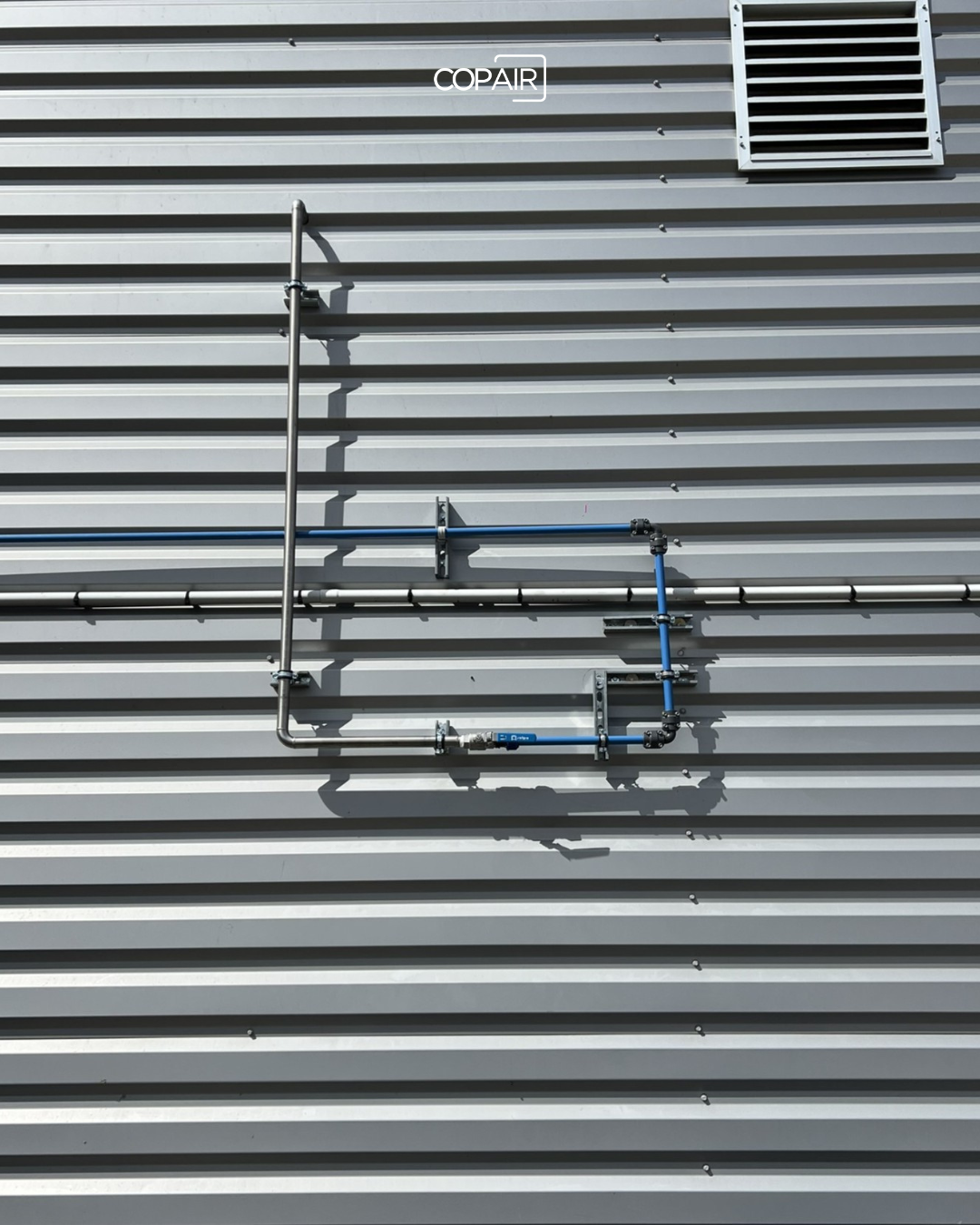 Réseau d'air comprimé du dépoussiéreur sur une façade, tuyaux, COPAIR