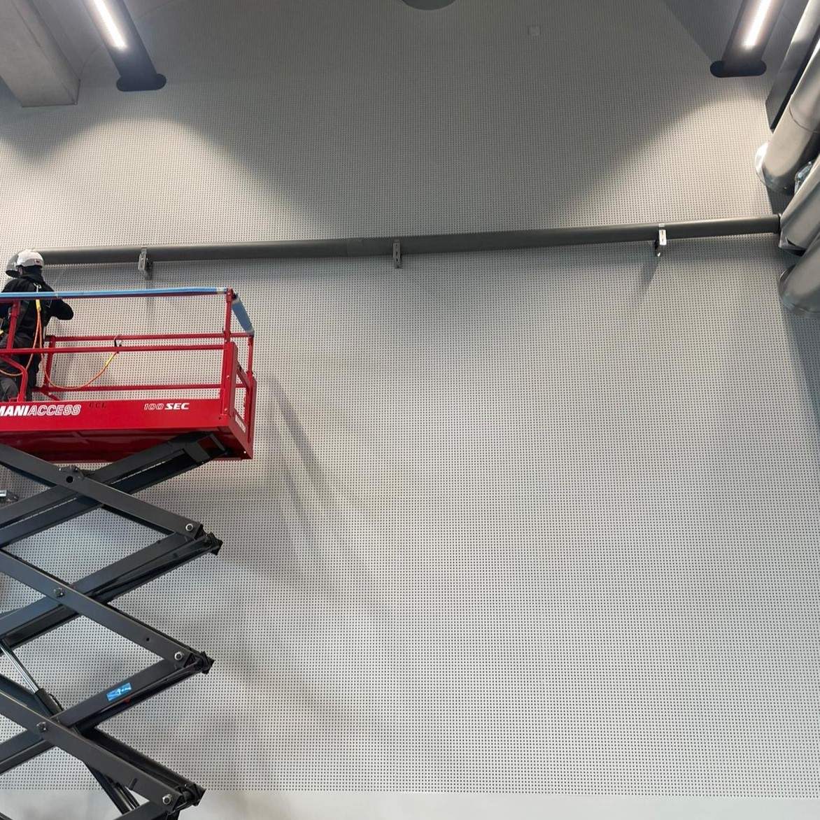Installation d'un bras aspirant au Louvre-Lens