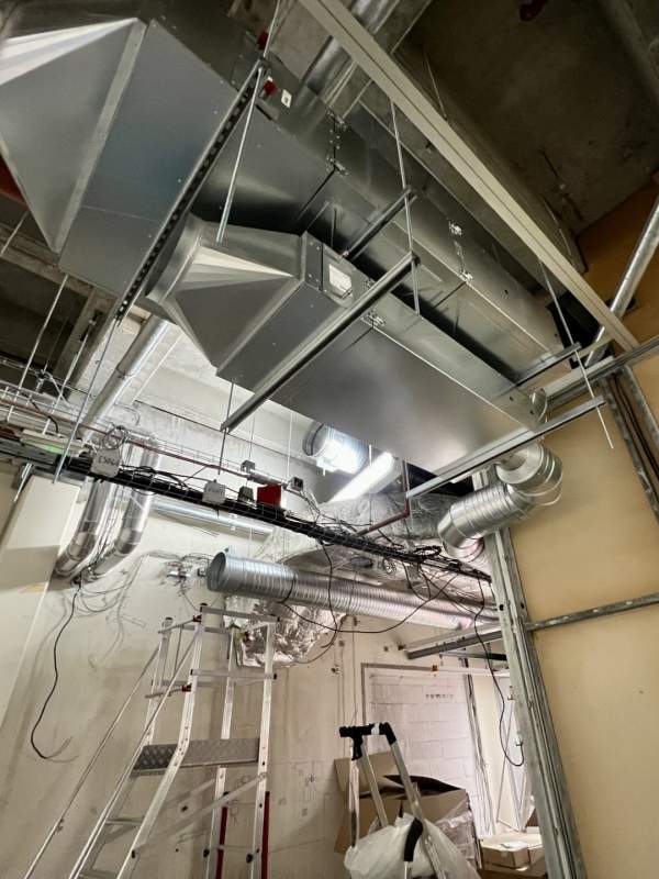 Réseau de gaines techniques et câblage installé en faux plafond d'une salle propre pharmaceutique